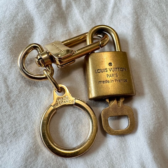 LOUIS VUITTON Chain Extendor & Lock and Key - Picture 8 of 8
